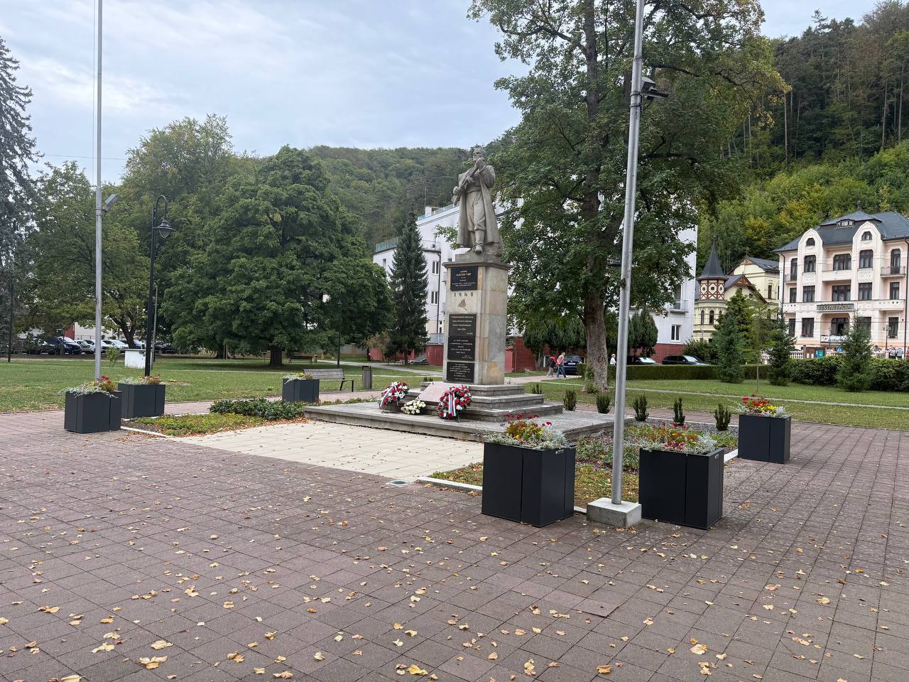 PAMÄTNÍK PADLÝCH V SNP – TRENČIANSKE TEPLICE